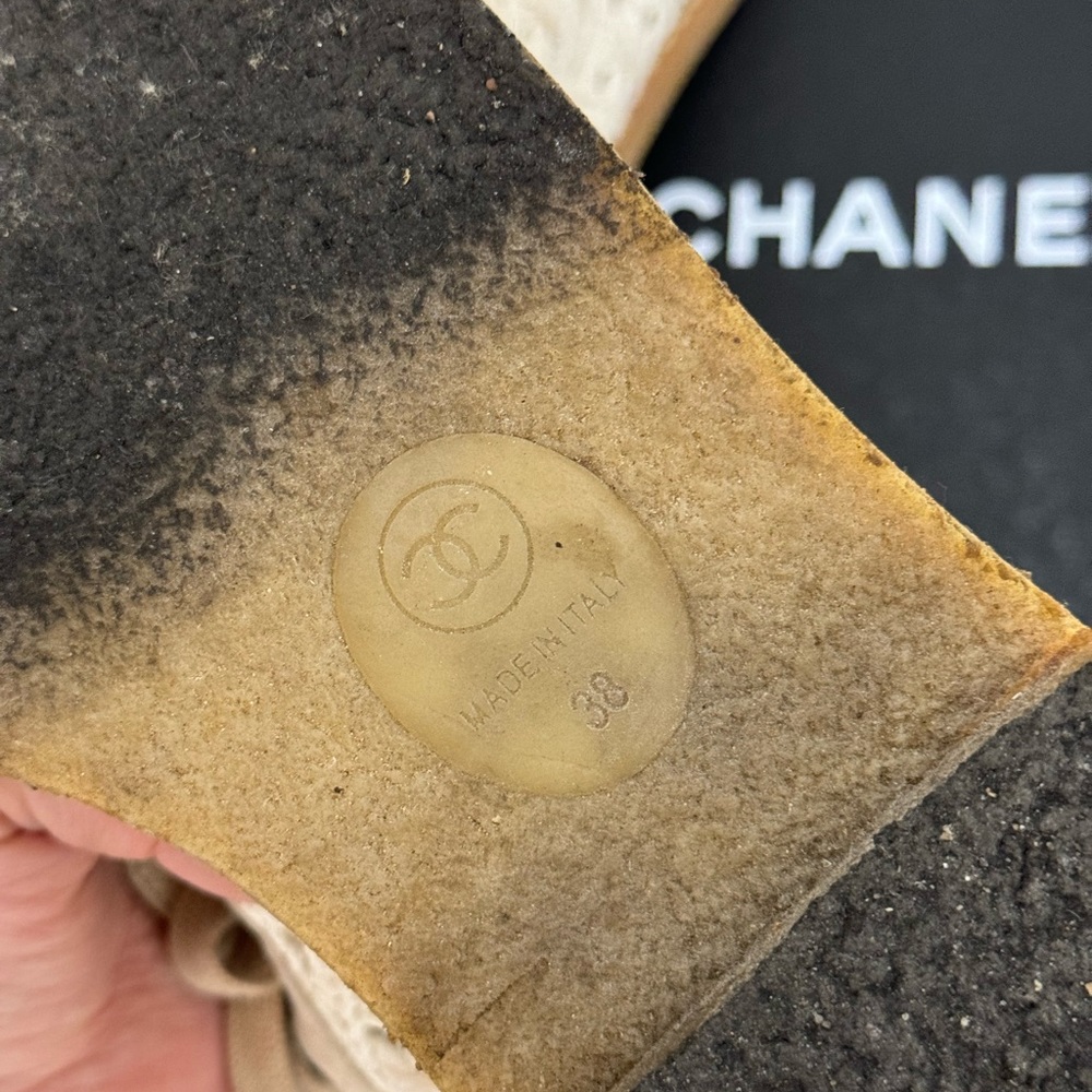 CHANEL - Picture 5 of 6